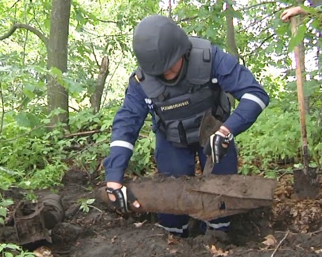 Шесть опасных снарядов 70 лет лежали в лесополосе в Черниговской области (фото) - фото 1 Шесть опасных снарядов 70 лет лежали в лесополосе в Черниговской области (фото) - фото 1