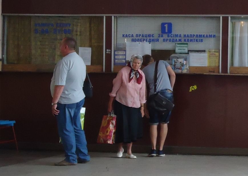 В Донецк пешком… из Красноармейска общественный транспорт на оккупированную территорию не ездит (фото) - фото 2 В Донецк пешком… из Красноармейска общественный транспорт на оккупированную территорию не ездит (фото) - фото 2