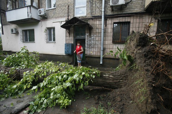 Ураган в Луганске принес масштабные разрушения (ФОТО) (фото) - фото 6 Ураган в Луганске принес масштабные разрушения (ФОТО) (фото) - фото 6