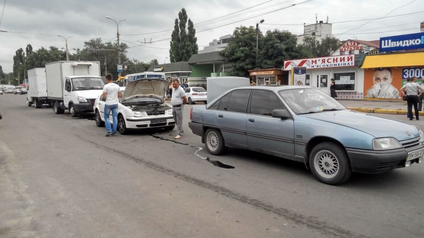 В Сумах возле Центрального рынка врезались три машины (ФОТО) (фото) - фото 1 В Сумах возле Центрального рынка врезались три машины (ФОТО) (фото) - фото 1