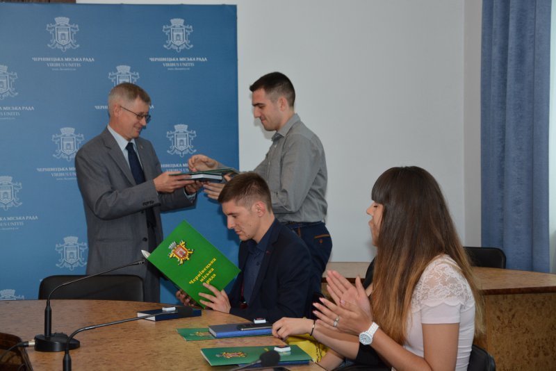У Чернівцях нагородили кращих молодіжних активістів (ФОТО) (фото) - фото 1 У Чернівцях нагородили кращих молодіжних активістів (ФОТО) (фото) - фото 1