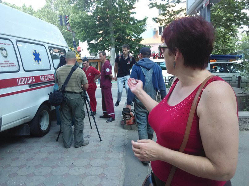 Под Одессой ветка упала на маму с маленьким ребенком (ФОТО) (фото) - фото 1 Под Одессой ветка упала на маму с маленьким ребенком (ФОТО) (фото) - фото 1