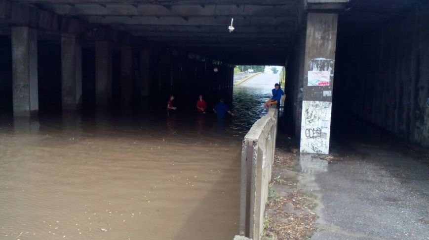 Запорожье уходит под воду: в областном центре потоп. ФОТО