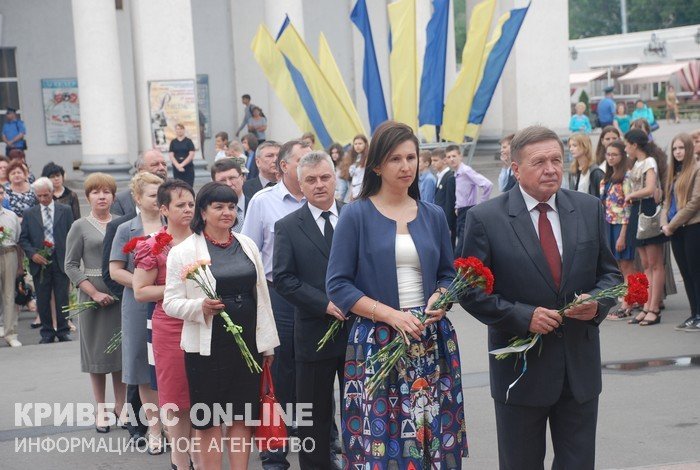 Кривой Рог отметил 19-ю годовщину Конституции Украины (ФОТО) (фото) - фото 1 Кривой Рог отметил 19-ю годовщину Конституции Украины (ФОТО) (фото) - фото 1