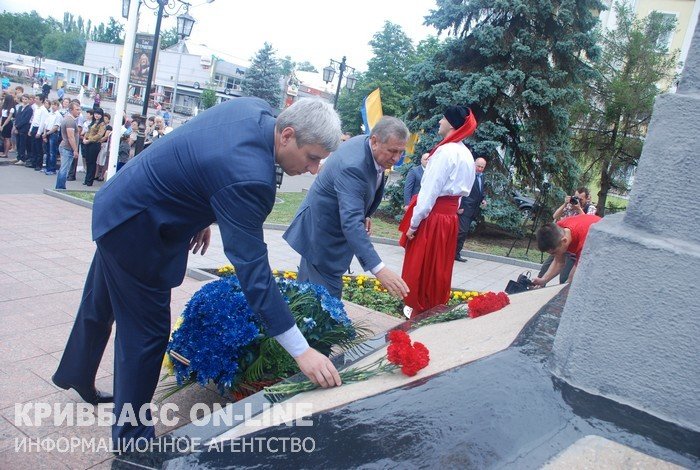 Кривой Рог отметил 19-ю годовщину Конституции Украины (ФОТО) (фото) - фото 1 Кривой Рог отметил 19-ю годовщину Конституции Украины (ФОТО) (фото) - фото 1