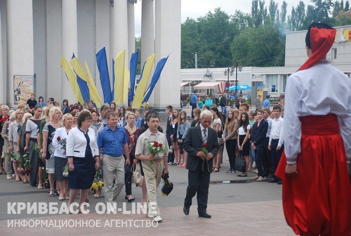 Кривой Рог отметил 19-ю годовщину Конституции Украины (ФОТО) (фото) - фото 2 Кривой Рог отметил 19-ю годовщину Конституции Украины (ФОТО) (фото) - фото 2