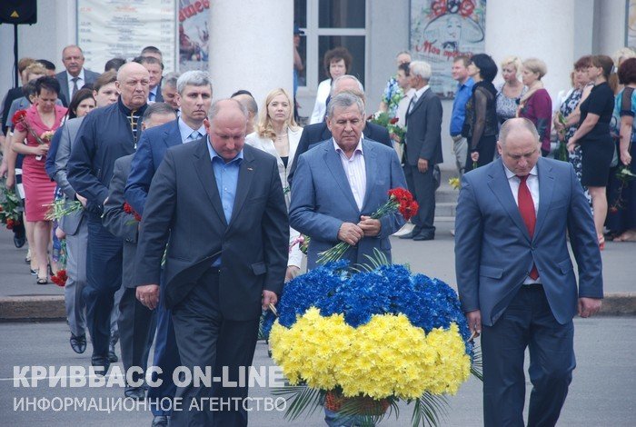 Кривой Рог отметил 19-ю годовщину Конституции Украины (ФОТО) (фото) - фото 1 Кривой Рог отметил 19-ю годовщину Конституции Украины (ФОТО) (фото) - фото 1