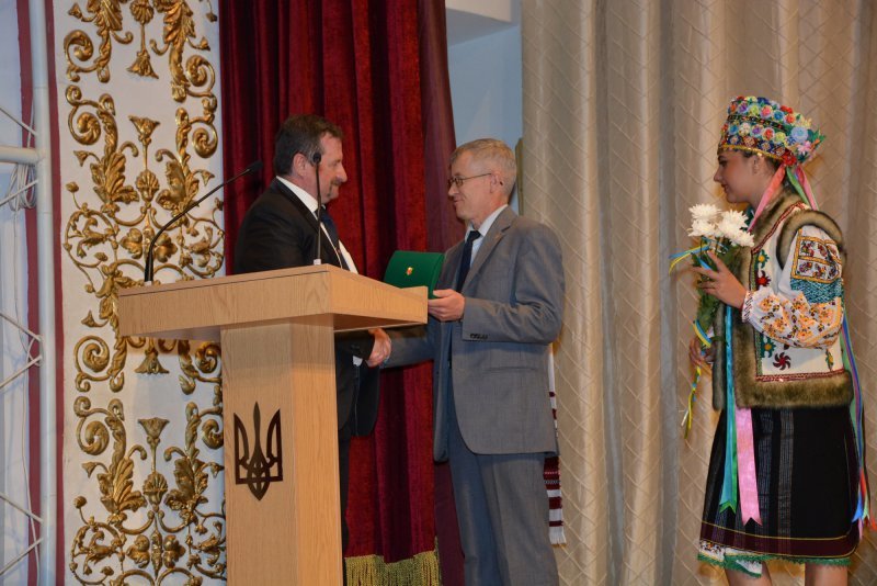З нагоди Дня Конституції п’яти чернівчанам вручили медаль «На славу Чернівців» (ФОТО) (фото) - фото 5 З нагоди Дня Конституції п’яти чернівчанам вручили медаль «На славу Чернівців» (ФОТО) (фото) - фото 5