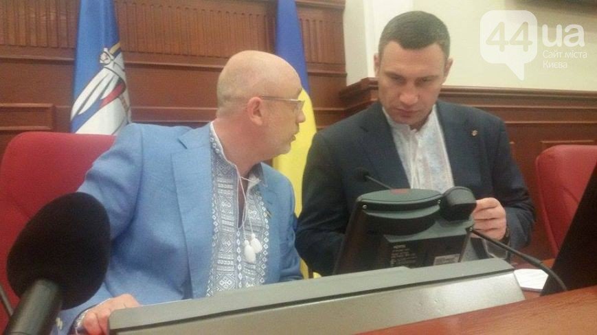 Национальный тренд: «Модный приговор» в ответ агрессору, Украина в сердце, и вышиванка, как символ единства (фото) - фото 13 Национальный тренд: «Модный приговор» в ответ агрессору, Украина в сердце, и вышиванка, как символ единства (фото) - фото 13