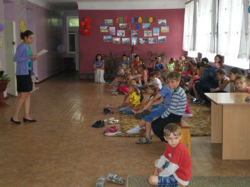 В Димитрове учащиеся начальных классов изучали украинскую Конституцию (фото) - фото 1 В Димитрове учащиеся начальных классов изучали украинскую Конституцию (фото) - фото 1