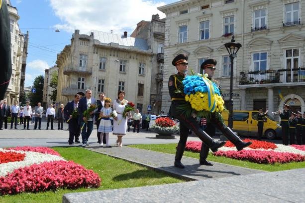 Як у Львові відзначили День Конституції (фото) - фото 1 Як у Львові відзначили День Конституції (фото) - фото 1