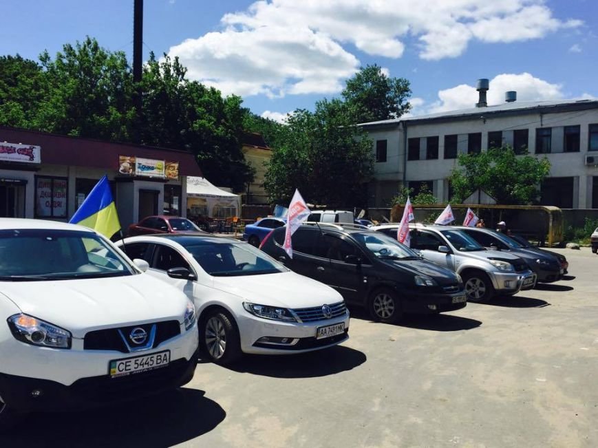 Чернівецькі „порошенківці” до Дня Конституції влаштували автопробіг за Мир та Єдність України (ФОТО) (фото) - фото 1 Чернівецькі „порошенківці” до Дня Конституції влаштували автопробіг за Мир та Єдність України (ФОТО) (фото) - фото 1
