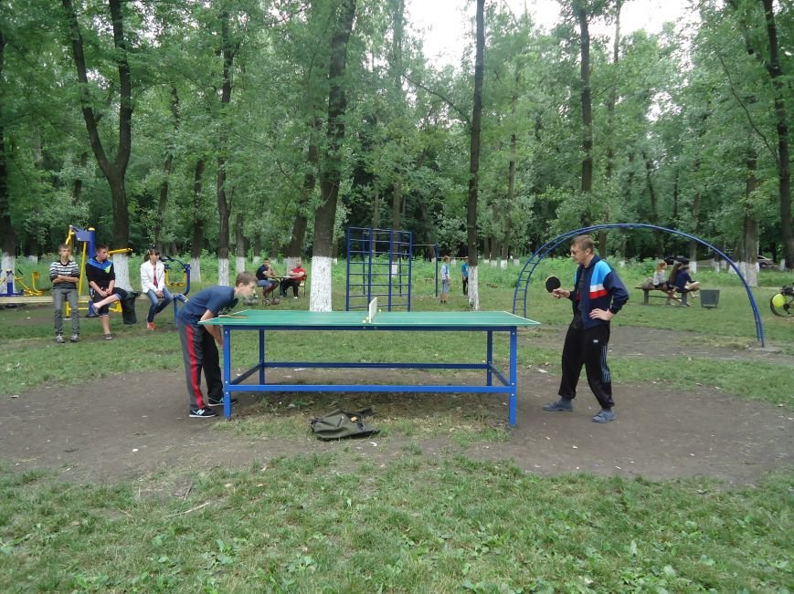 Сегодня в парке «Юбилейный» Красноармейска ловили золотую рыбку, мерялись богатырской силушкой и гоняли мяч (фото) - фото 3 Сегодня в парке «Юбилейный» Красноармейска ловили золотую рыбку, мерялись богатырской силушкой и гоняли мяч (фото) - фото 3