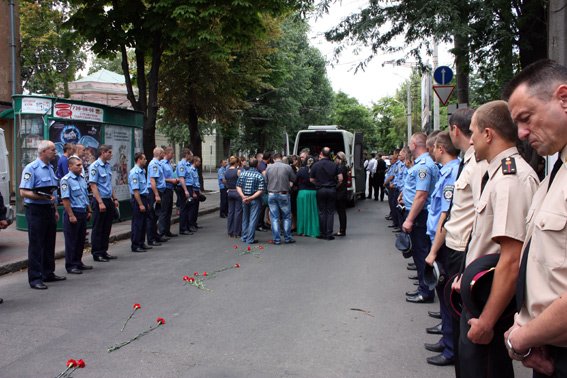 В Одессе простились с погибшим милиционером (ФОТО) (фото) - фото 1 В Одессе простились с погибшим милиционером (ФОТО) (фото) - фото 1