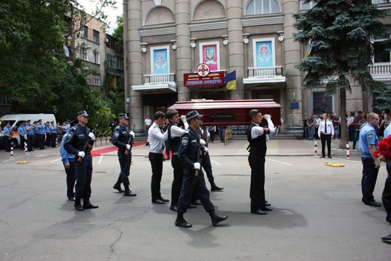 В Одессе простились с погибшим милиционером (ФОТО) (фото) - фото 1 В Одессе простились с погибшим милиционером (ФОТО) (фото) - фото 1