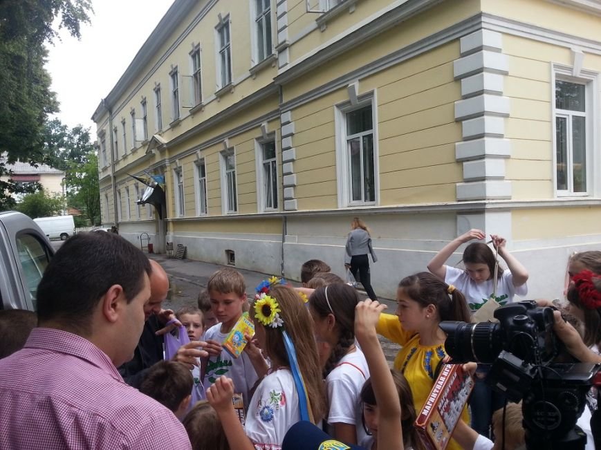 «Батьківщинівці» з подарунками навідалися до дітей з Луганщини, які відпочивають у буковинському таборі «Вербиченька» (ФОТО) (фото) - фото 3 «Батьківщинівці» з подарунками навідалися до дітей з Луганщини, які відпочивають у буковинському таборі «Вербиченька» (ФОТО) (фото) - фото 3