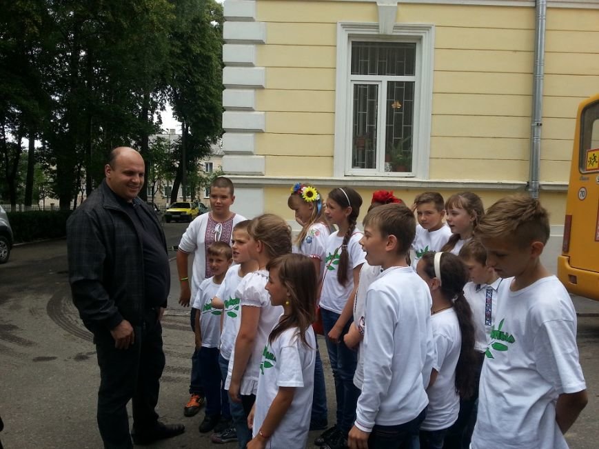 «Батьківщинівці» з подарунками навідалися до дітей з Луганщини, які відпочивають у буковинському таборі «Вербиченька» (ФОТО) (фото) - фото 4 «Батьківщинівці» з подарунками навідалися до дітей з Луганщини, які відпочивають у буковинському таборі «Вербиченька» (ФОТО) (фото) - фото 4
