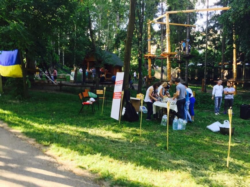Чернівецькі „порошенківці” до дня Конституції України організували PICNIC-PARTY” (ФОТО) (фото) - фото 6 Чернівецькі „порошенківці” до дня Конституції України організували PICNIC-PARTY” (ФОТО) (фото) - фото 6