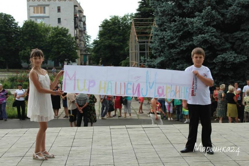 Жители Марьинки вышли на антивоенный флешмоб (фото) - фото 1 Жители Марьинки вышли на антивоенный флешмоб (фото) - фото 1