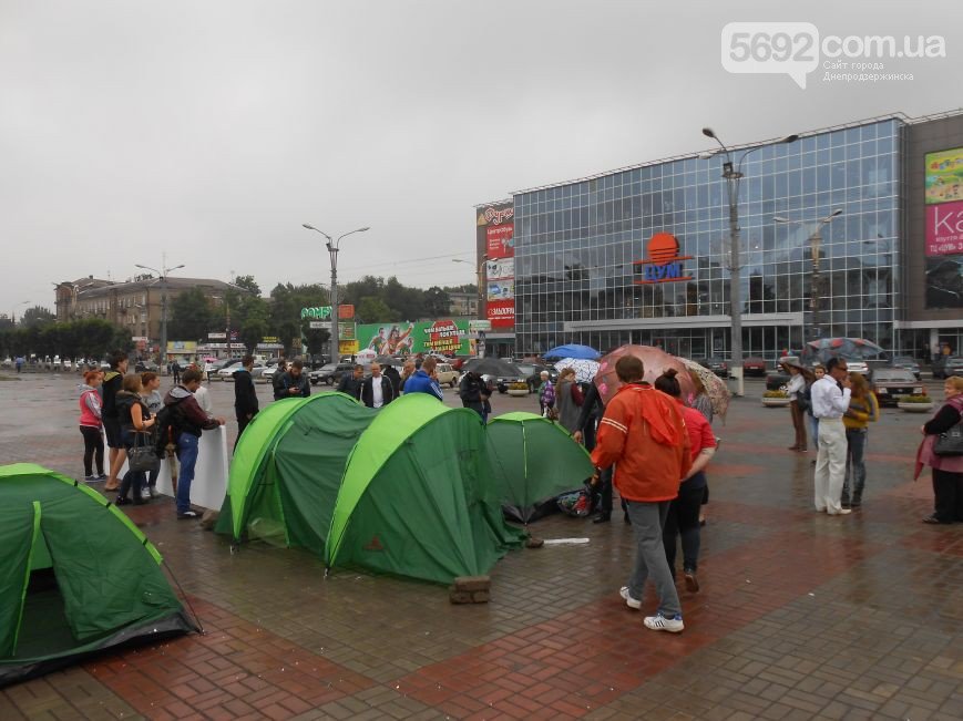 В Днепродзержинске появился мини-палаточный городок протестующих (Обновлено) (фото) - фото 6 В Днепродзержинске появился мини-палаточный городок протестующих (Обновлено) (фото) - фото 6