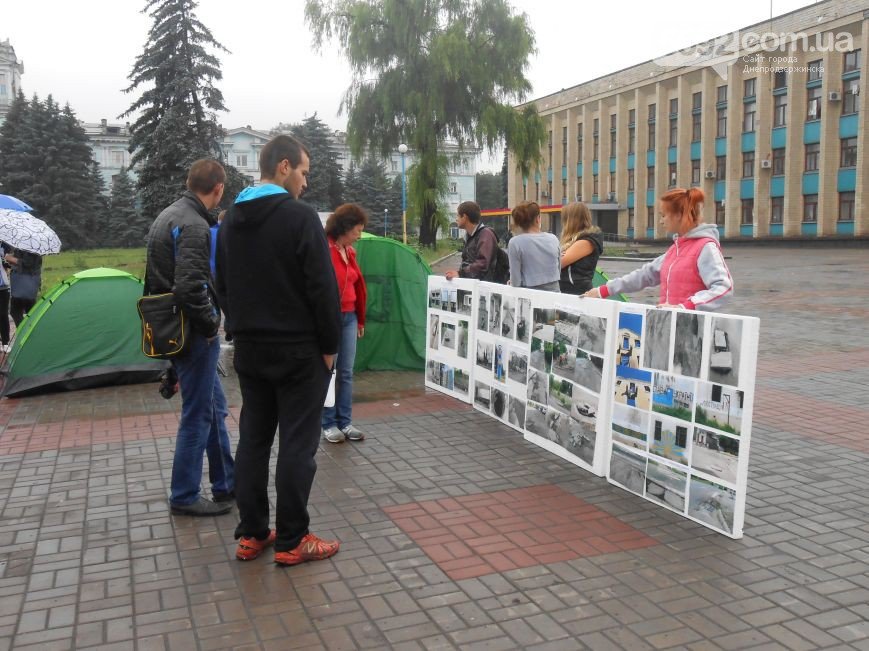 В Днепродзержинске появился мини-палаточный городок протестующих (Обновлено) (фото) - фото 1 В Днепродзержинске появился мини-палаточный городок протестующих (Обновлено) (фото) - фото 1