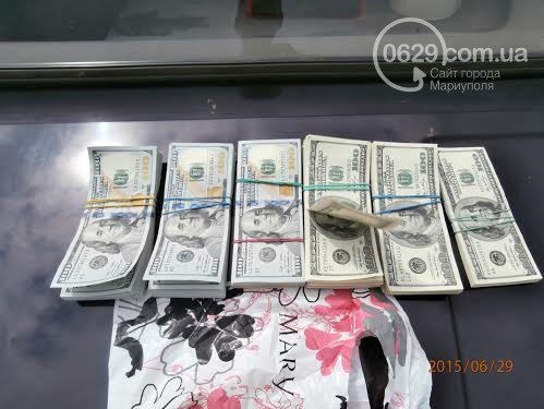 Под Мариуполем задержали водителя, который пытался провезти 55 тысяч долларов на территорию «ДНР» (фото) - фото 1 Под Мариуполем задержали водителя, который пытался провезти 55 тысяч долларов на территорию «ДНР» (фото) - фото 1