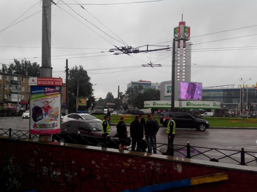 На 95 квартале автомобиль «ВАЗ 2112» врезался в электроопору (ФОТО) (фото) - фото 1 На 95 квартале автомобиль «ВАЗ 2112» врезался в электроопору (ФОТО) (фото) - фото 1