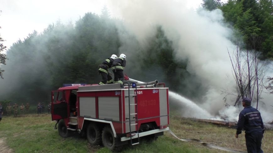 Буковинські рятувальники вчилися гасити масштабну лісову пожежу (ФОТО) (фото) - фото 6 Буковинські рятувальники вчилися гасити масштабну лісову пожежу (ФОТО) (фото) - фото 6