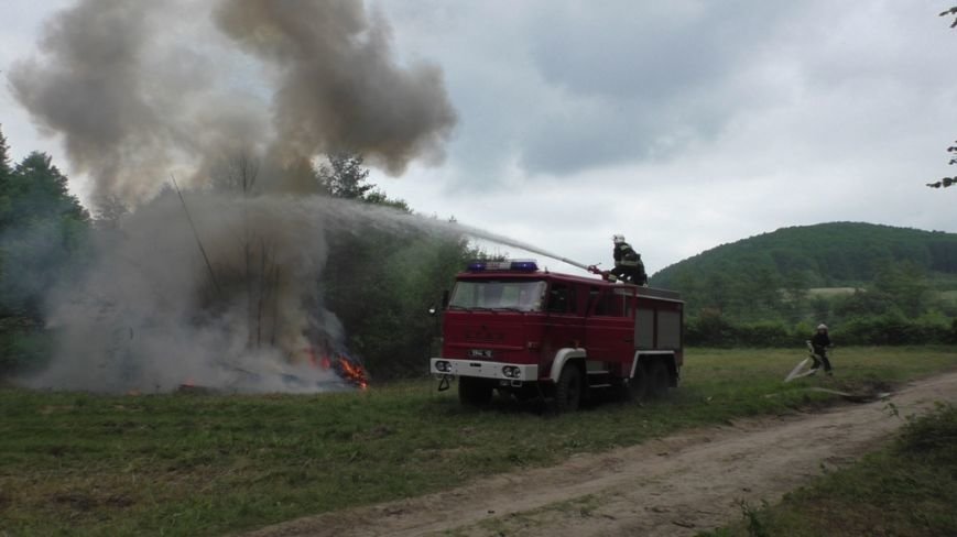 Буковинські рятувальники вчилися гасити масштабну лісову пожежу (ФОТО) (фото) - фото 7 Буковинські рятувальники вчилися гасити масштабну лісову пожежу (ФОТО) (фото) - фото 7