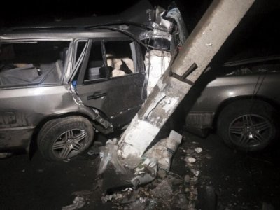 На Прикарпатті «Mercedes» в'їхав у електроопору (ФОТО) (фото) - фото 1 На Прикарпатті «Mercedes» в'їхав у електроопору (ФОТО) (фото) - фото 1