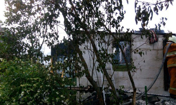 В Гродненском районе женщина выпрыгнула из окна второго этажа спасаясь от пожара (фото) - фото 1 В Гродненском районе женщина выпрыгнула из окна второго этажа спасаясь от пожара (фото) - фото 1