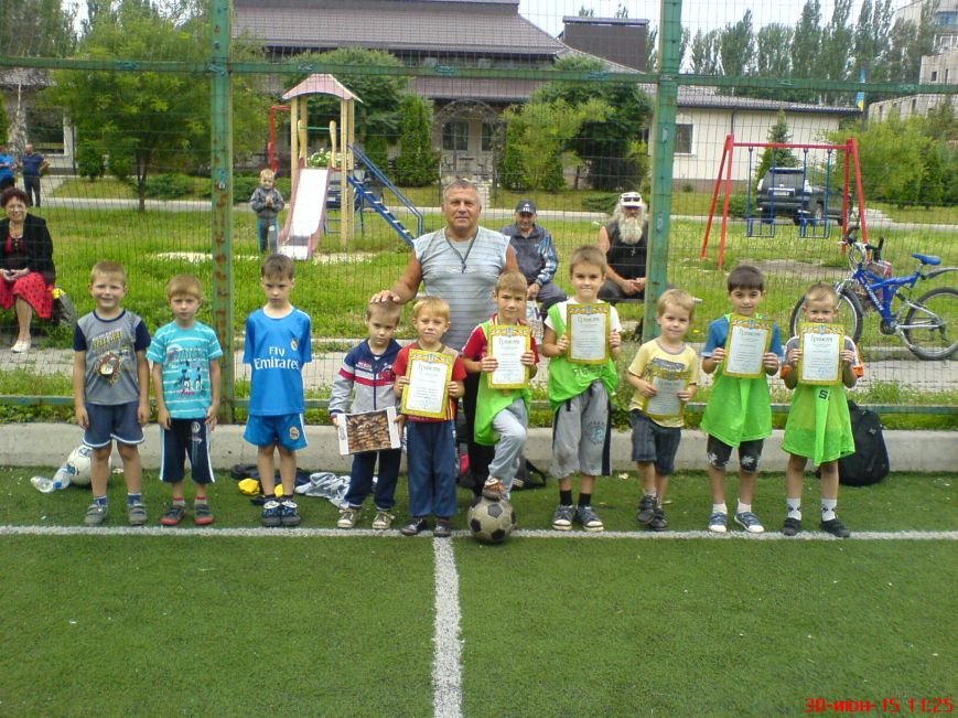В Красноармейске подвели итоги первенства дворовых команд по футболу на призы клуба «КОЖАНЫЙ МЯЧ-2015» (фото) - фото 4 В Красноармейске подвели итоги первенства дворовых команд по футболу на призы клуба «КОЖАНЫЙ МЯЧ-2015» (фото) - фото 4