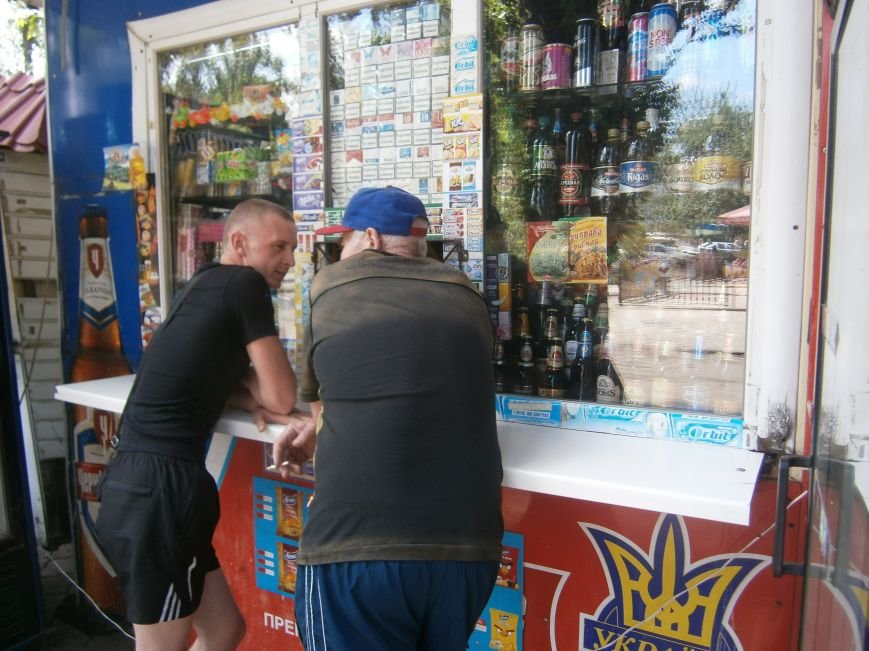С 1 июля запрещена продажа пива в киосках, однако в Красноармейске... С 1 июля запрещена продажа пива в киосках, однако в Красноармейске и Димитрове этот запрет проигнорирован (фото) - фото 2