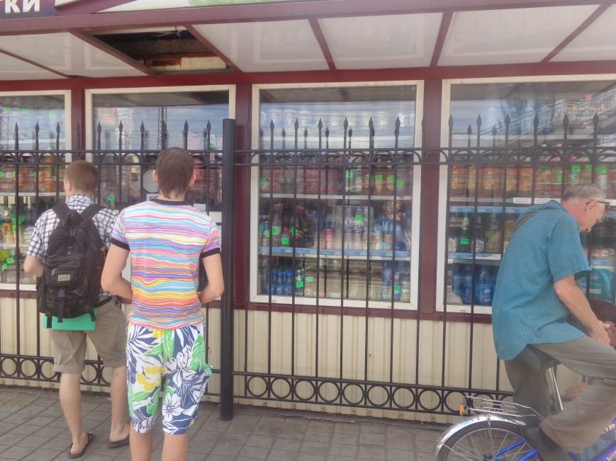 С 1 июля запрещена продажа пива в киосках, однако в Красноармейске... С 1 июля запрещена продажа пива в киосках, однако в Красноармейске и Димитрове этот запрет проигнорирован (фото) - фото 13