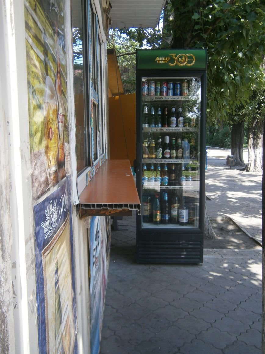 С 1 июля запрещена продажа пива в киосках, однако в Красноармейске... С 1 июля запрещена продажа пива в киосках, однако в Красноармейске и Димитрове этот запрет проигнорирован (фото) - фото 3