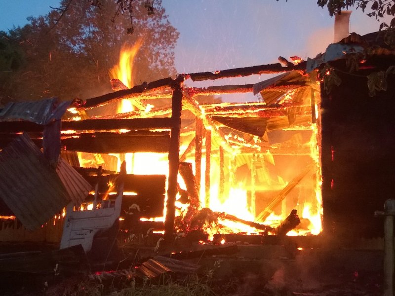 На Косівщині вогонь вщент знищив помешкання місцевої сім'ї. Загинуло двоє людей. Фото (фото) - фото 3 На Косівщині вогонь вщент знищив помешкання місцевої сім'ї. Загинуло двоє людей. Фото (фото) - фото 3