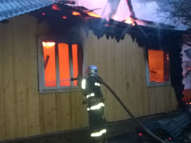 На Косівщині вогонь вщент знищив помешкання місцевої сім'ї. Загинуло двоє людей. Фото (фото) - фото 2 На Косівщині вогонь вщент знищив помешкання місцевої сім'ї. Загинуло двоє людей. Фото (фото) - фото 2