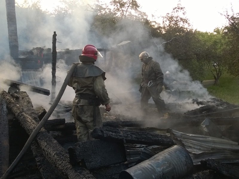 На Косівщині вогонь вщент знищив помешкання місцевої сім'ї. Загинуло двоє людей. Фото (фото) - фото 6 На Косівщині вогонь вщент знищив помешкання місцевої сім'ї. Загинуло двоє людей. Фото (фото) - фото 6