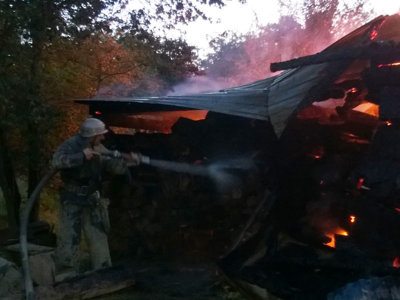 На Косівщині вогонь вщент знищив помешкання місцевої сім'ї. Загинуло двоє людей. Фото (фото) - фото 4 На Косівщині вогонь вщент знищив помешкання місцевої сім'ї. Загинуло двоє людей. Фото (фото) - фото 4