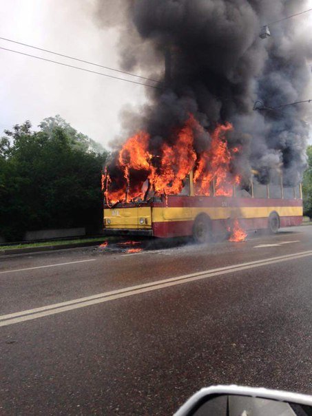 Причини пожежі, яка виникла у тролейбусі під час руху з'ясовують спеціалісти, - ДСНС (ФОТО) (фото) - фото 1 Причини пожежі, яка виникла у тролейбусі під час руху з'ясовують спеціалісти, - ДСНС (ФОТО) (фото) - фото 1