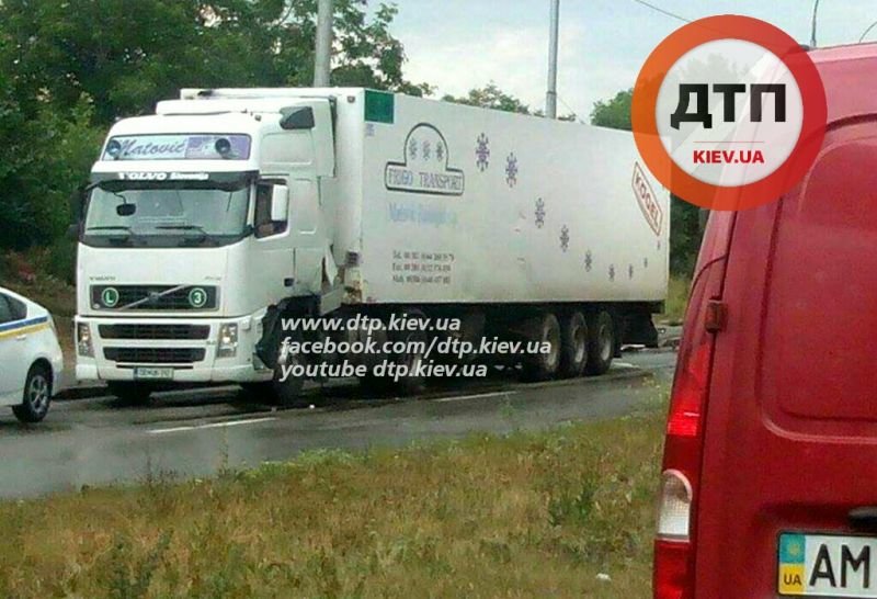 В Киеве ДТП на улице Академика Заболотного спровоцировало большой затор (ФОТО) (фото) - фото 1 В Киеве ДТП на улице Академика Заболотного спровоцировало большой затор (ФОТО) (фото) - фото 1