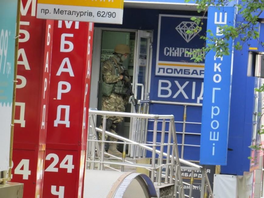 В центре Мариуполя люди в камуфляжной форме заняли ломбард (ФОТО) (фото) - фото 1 В центре Мариуполя люди в камуфляжной форме заняли ломбард (ФОТО) (фото) - фото 1