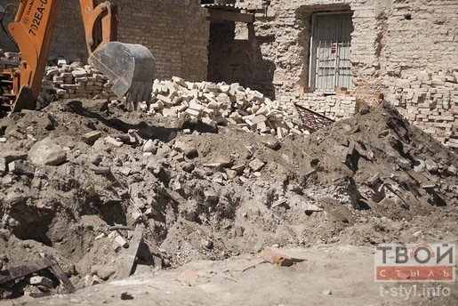 В Бригистком монастыре разрушили часть стены во время реконструкции (фото) - фото 3 В Бригистком монастыре разрушили часть стены во время реконструкции (фото) - фото 3