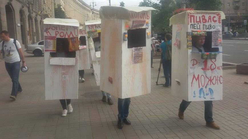 В Киеве на Крещатике активисты провели перфоманс анти-МАФ (ФОТО) (фото) - фото 1 В Киеве на Крещатике активисты провели перфоманс анти-МАФ (ФОТО) (фото) - фото 1