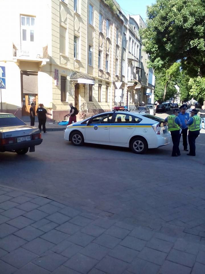 Правоохоронці розшукують очевидців аварії на вулиці Джерельній (фото) - фото 2 Правоохоронці розшукують очевидців аварії на вулиці Джерельній (фото) - фото 2