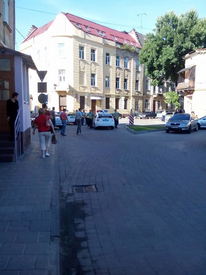 Правоохоронці розшукують очевидців аварії на вулиці Джерельній (фото) - фото 1 Правоохоронці розшукують очевидців аварії на вулиці Джерельній (фото) - фото 1