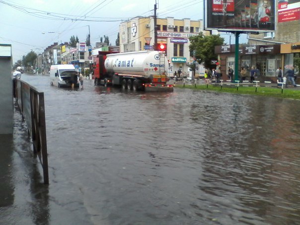 Ливень затопил центр Кременчуга. В магазине АТБ потоп прямо в торговом зале (фото) - фото 1 Ливень затопил центр Кременчуга. В магазине АТБ потоп прямо в торговом зале (фото) - фото 1