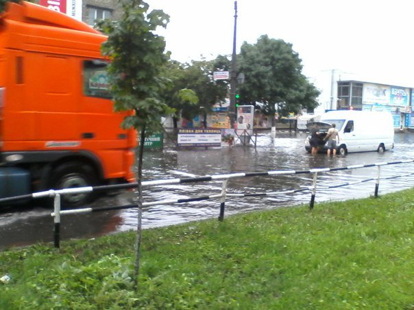 Ливень затопил центр Кременчуга. В магазине АТБ потоп прямо в торговом зале (фото) - фото 1 Ливень затопил центр Кременчуга. В магазине АТБ потоп прямо в торговом зале (фото) - фото 1
