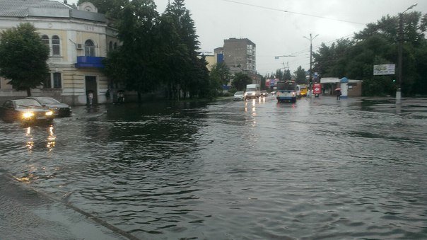 Ливень затопил центр Кременчуга. В магазине АТБ потоп прямо в торговом зале (фото) - фото 2 Ливень затопил центр Кременчуга. В магазине АТБ потоп прямо в торговом зале (фото) - фото 2