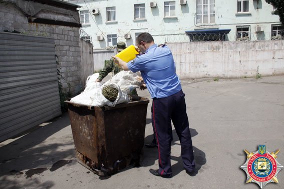 В Мариуполе состоялось публичное сожжение наркотиков. Более 100 мариупольцев привлечены к ответственности за зелье (ФОТО) (фото) - фото 1 В Мариуполе состоялось публичное сожжение наркотиков. Более 100 мариупольцев привлечены к ответственности за зелье (ФОТО) (фото) - фото 1